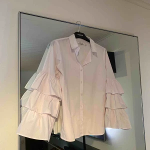  - Jättefin skjorta från NAKD i strl 36! Använd 2 gånger så den är i nyskick. 