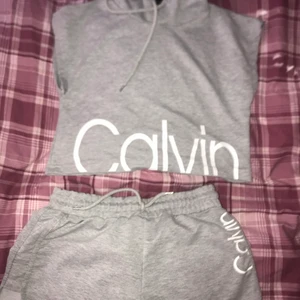 calvin klein shorts dress - kommer inte till användning då den är för stor.  bättre bilder går att lösa, finns även samma dress i svart köp båda för 600