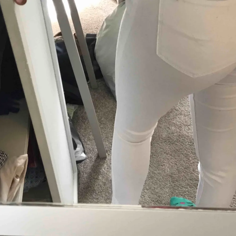 Ett par vita jeans från vero Moda. De är otroligt sköna och bekväma. De är i storlek S men skulle säga att de passar 25/26 i midjan och 30/32 i längd. Möts upp i stockholm eller fraktar (köparen står för frakt). Jeans & Byxor.