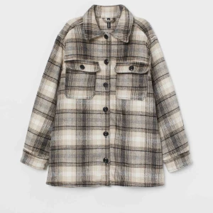  - Rutig skjortjacka från hm. Storlek L oversize jacka. Slutsåld på h&ms hemsidan. Har bud på 400kr!