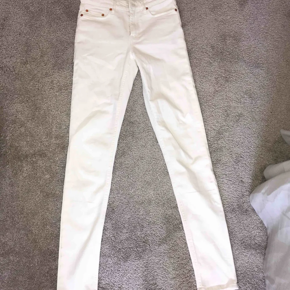 Ett par vita tajta jeans från acne studios. De passar 25 i midjan och ca 32 i längd. Kan mötas upp i stockholm eller frakta (köparen står för frakt). Jeans & Byxor.