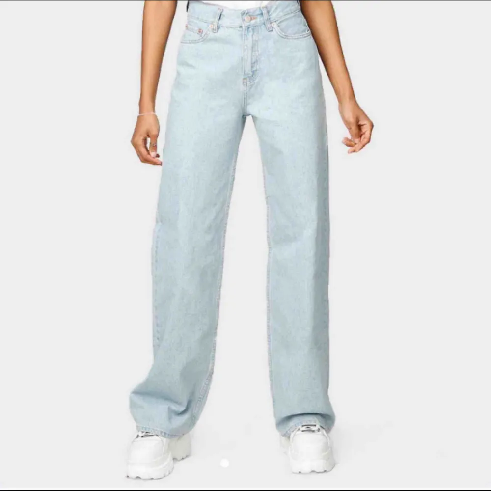 Säljer mina wide leg jeans köpta från Junkyard i färgen Miami Blue! Stl 24:) Nuvarande bud 400! budgivning avslutas imorgon (måndag)💜💜. Jeans & Byxor.