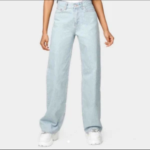  - Säljer mina wide leg jeans köpta från Junkyard i färgen Miami Blue! Stl 24:) Nuvarande bud 400! budgivning avslutas imorgon (måndag)💜💜