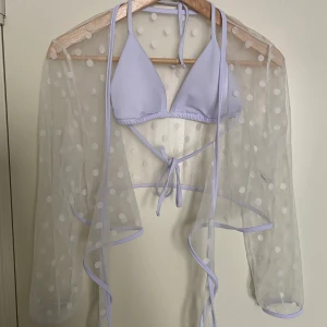 Bikini topp med blus strl M - Vit bikini topp med vit prickig blus. Helt ny och provad en gång från Shein. Tjockt material så den blir inte see through.