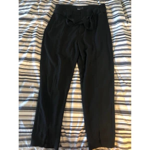 Byxor med snörning - Byxor från Gina, använda fåtal gånger. Väldigt fint skick. 