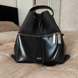  - Äkta Kenzo ryggsäck i nyskick utan skador. Knappt använd. Dustbag medkommer. Nypris runt 10k