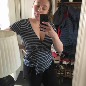  - Tröja med knytning från bondelid, superfin och väldigt lite använd! Säljer pga tkr den är lite för liten för mig...  köparen står för frakten 