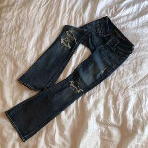 Slitna utsvängda jeans från American eagle som är speciell designad för kortare personer, som jag själv. Ett par riktiga favoriter som är superstretchiga. 
