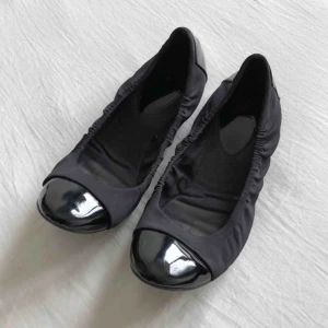  - Ett par ballerinaskor från Mango. De är egentligen storlek 40 men jag skulle säga att de snarare är 39 då de är väldigt små i storlek. (Frakt tillkommer om de ska skickas)