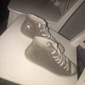  - Fodrade bruna converse i bra skick!🤎 kan gå ner lite i pris vid snabb affär!
