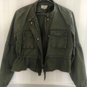  - Militärgrön jacka från only. Fint skick. 40kr Frakt tillkommer