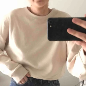  - helt ny sweater med prislapp kvar, frakt tillkommer runt 70kr🤩