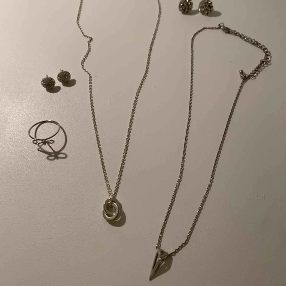 Diverse silvriga smycken, superfina men inte kommit till användning då jag använder guldiga. Det vänstra halsbandet är från Snö of Sweden, de andra kommer från olika butiker.  Köparen står för frakten!. Accessoarer.