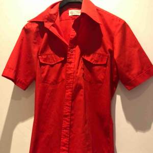 Fin skjorta i bra skick med en stark röd färg ❣️❣️❣️