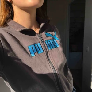  - Jätte fin puma tröja men den är tyvärr för liten för mig, startbudet startar på 100kr. Om du köper så möts vi upp runt Södermalm eller så betalar du frakten❤️