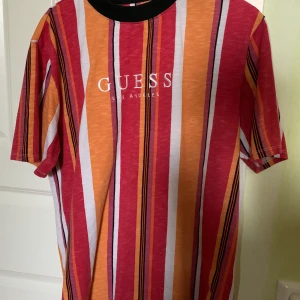 Guess t-shirt  - Köpt i Los Angeles på Guess för två år sen knappt använt tyvärr... 
