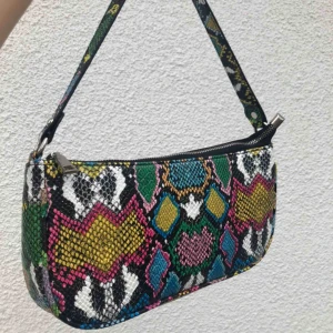  - Jättesöt och färgglad väska i fejk krokodilskinn som aldrig kommit till användning!  Budgivning med utropspris 150kr  Kan mötas upp i Sthlm eller frakta men då står köparen för frakt :) 💕💕