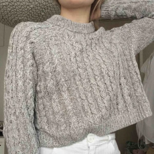  - Stickad gråvit tröja! Väldigt fin, passar till mycket!