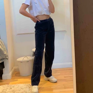  - Superfina sammetsbyxor som sitter perfekt! Lite utsvängda/rak passform