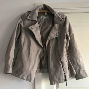  - Ljusgrå mockajacka, superfin och skön 