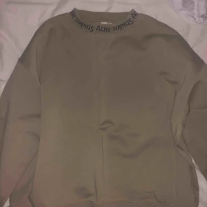  - Beige Acne Flogho Size M, använd fåtal gånger och är i helt perfekt skick. Kan mötas upp i Stockholm.