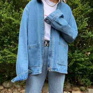  - Blå unisex jacka i storlek L, passar som oversize på en S/M   Går att buda !