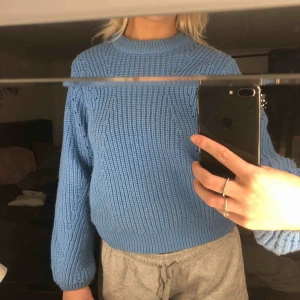  - Superfin blå stickad tröja från ginatricot. Säljer den för att den inte kommer till användning, endast använd några få gånger så den är inte superbra skick