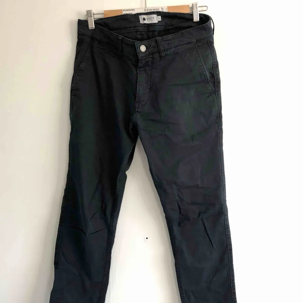 Mörka byxor 👻 kan mötas upp i Jönköping annars står köparen för frakten. Jeans & Byxor.