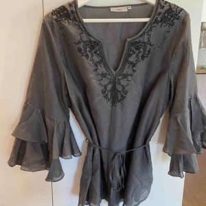  - En blus i lite lätt genomskinligt material från Dranella! (Inköpspris: 499) 