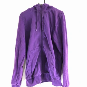  - Lila Hoodie ⛴ kan mötas upp i Jönköping annars står köparen för frakten