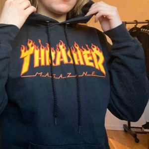  - Thrasher hoodie, nypris var 900kr. Flitigt använd och därmed är den lite urtvättad. (Materialet är inte lika skönt längre). Dock fortfarande fin 