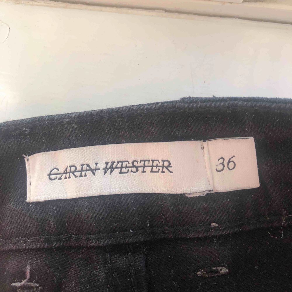 Ett par svarta vida jeans från Carin Wester i jättebra skick. Storleken är 36 men passar även bra på mig som är 38 så det beror på hur man vill att dom ska sitta:) frakt 59🥰. Jeans & Byxor.