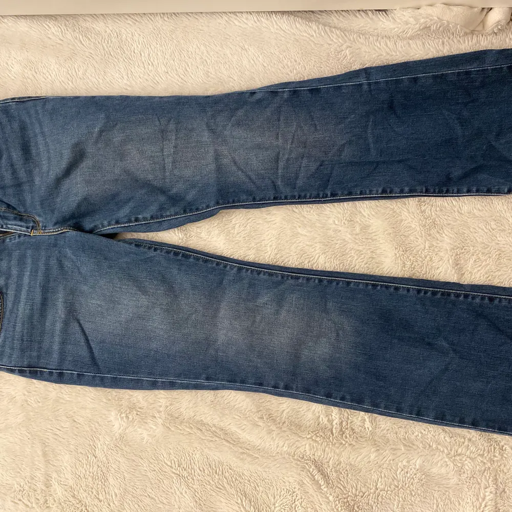 Säljer dessa snygga bootcut jeansen från Levis pgr av att de tyvärr blivit för små för mig:/ absolut inga fel m.m och använda ett antal par gånger. Nypris: 1149,00kr och säljer dessa för 600kr. Jeans & Byxor.