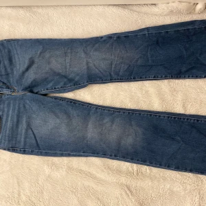 Levis jeans - Säljer dessa snygga bootcut jeansen från Levis pgr av att de tyvärr blivit för små för mig:/ absolut inga fel m.m och använda ett antal par gånger. Nypris: 1149,00kr och säljer dessa för 600kr