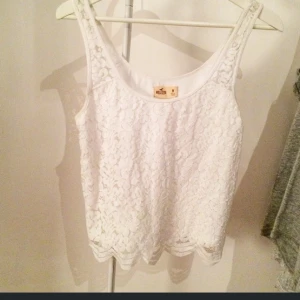  - Söt spets topp ifrån Hollister. Passar en small. 