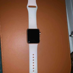  - Apple Watch 3.  Låda och laddaren kommer med. Rosa armband, har varit lite smutsigt men går säkert att ta bort. Fungerar som den ska.  Frakt (43kr)