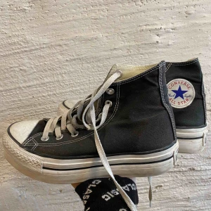  - Säljer dessa urläckra svarta converse med platå, då jag inte använder dem. De har ett litet hål, kan skicka bild på det om ni är intresserade. De är äkta och det är storlek 37 🥰 Betalas med swish och köparen står för frakt ❤️