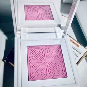  - Rouge, nyans "soft pink" som innehåller ädelstenen ametist vilket gör hyn len & lugn. Rouget är drygt och  ger en naturlig lyster. Fodral med spegel inuti.  Oanvänd, nypris 230 kr Finns i Sundbyberg, kan skickas med post. 