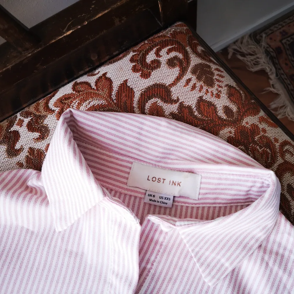 Jättegullig rosa- och vit-randig skjortblus med krage, knappar och tyll; som en klänning i blusformat 🦄✨ Endast använd en gång. Frakt tillkommer! . Skjortor.