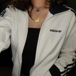  - vit och svart adidas jacka i utmärkt skick! storleken är xs men är lite oversized och passar nog mer som en s. loggan är broderad 