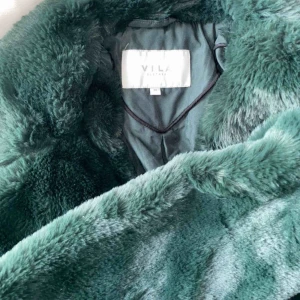  - Fin jälsjacka från Vila!💚 Svårt att fånga färgen på bild men den är mörkgrön (kan skicka fler bilder vid intresse). Mycket gott skick!!💚💚