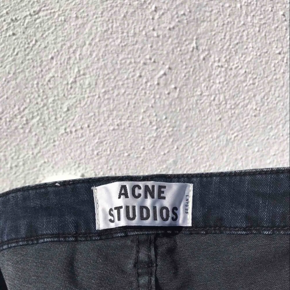 Coola jeans från Acne studios i modellen skin 5 deep i bra skick . Jeans & Byxor.