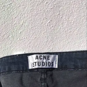 Coola jeans från Acne studios i modellen skin 5 deep i bra skick 