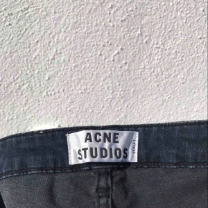  - Coola jeans från Acne studios i modellen skin 5 deep i bra skick 