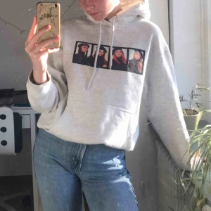  - Världens skönaste hoodie med jättefint tryck! Trycket är på musikgruppen Little Mix. Köpte för 500 kr från början men säljer nu för 250. Pris kan diskuteras 💓💓