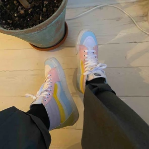  - SUPER DUPER SNYGGA SNEAKERS! As najs färger och ganska bra skick 🥰