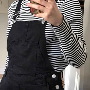  - Ganska tighta hängselbyxor, super fina och bra skick😊 jag är 1,60 lång så dem e vell ganska korta,. Frakt tillkommer (66kr), betalning sker via swish💕 bara att skicka ett meddelande vid frågor/om du vill ha fler bilder mm🥳 går alltid att pruta 