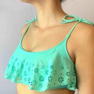  - Gullig turkos bikiniöverdel 👙 med volanger och blommönster🧚‍♀️ i gott skick och kvalitet🌟