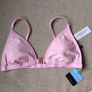  - En rosa bikini (aldrig använd)  Köparens storlek är XL men toppen passar mig och jag har L och trosorna är lite för stora för mig som har M/L😊