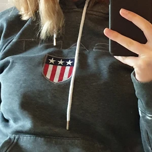 Gant hoodie - Välanvänd GANT hoodie. Passar både tjejer och killar. Storlek S. Som sagt välanvänd och har därmed slitningar som går att se på bilderna. Skriv om du vill ha närmare bilder. Köparen står för frakten. Köpt för 1000